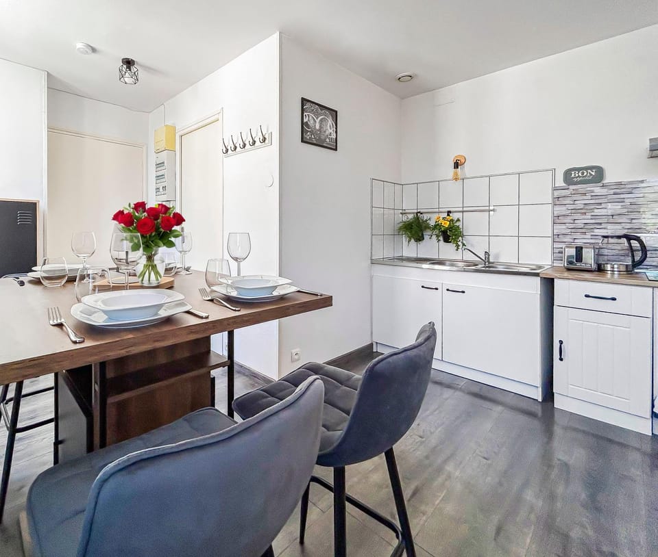 Kitchen or kitchenette, Dining area