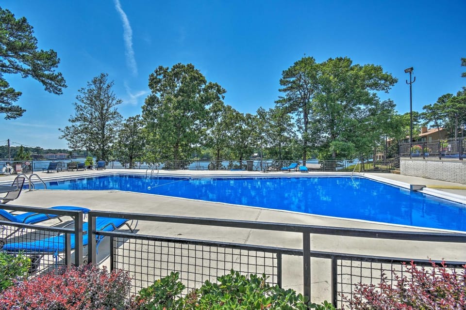 Lake Hamilton Living: Condo w/ Views + Pool House in Rockwell