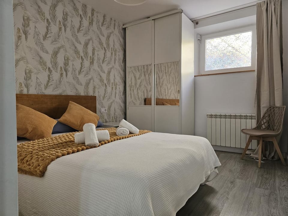 Bed, Bedroom, towels