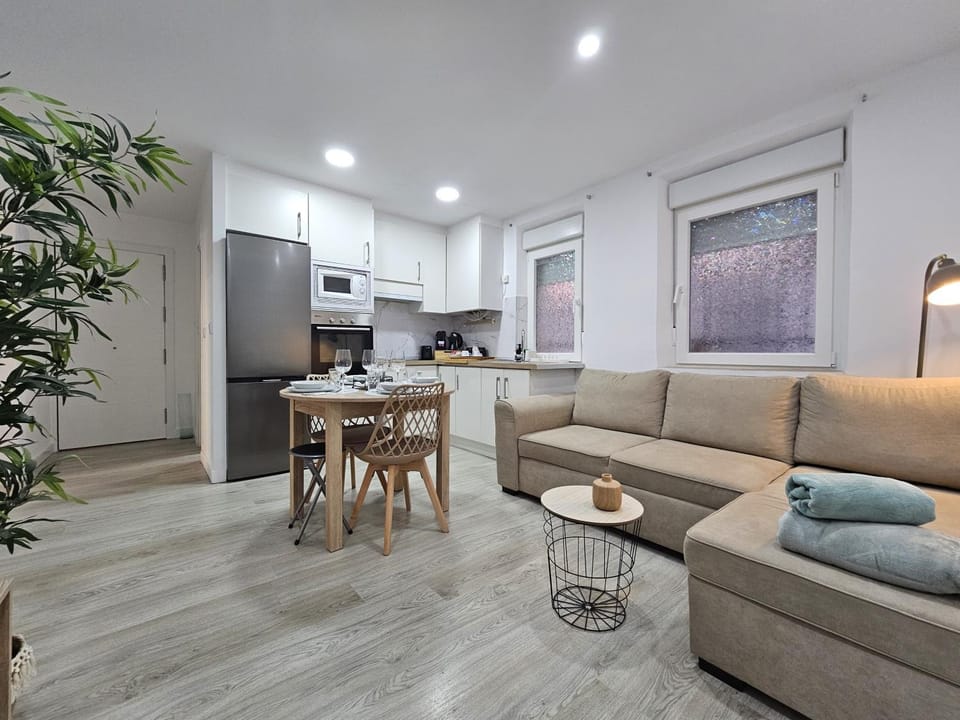 Living room, Dining area, oven, pet friendly, kitchen
