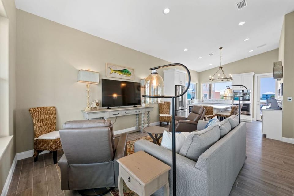 Day, TV and multimedia, View (from property/room), Living room, Seating area, City view, furniture