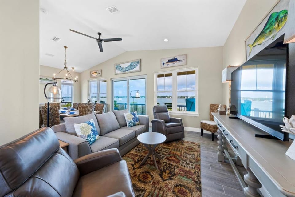 Day, TV and multimedia, Living room, Seating area, Dining area, Sea view, furniture