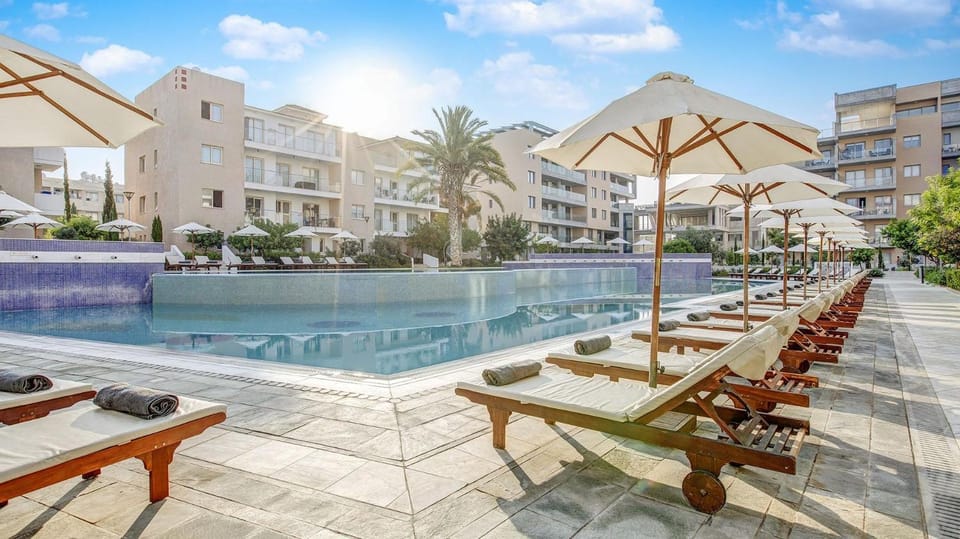 Stunning Sea View Resort Pools Spa Gym Balcony Apartment in Paphos