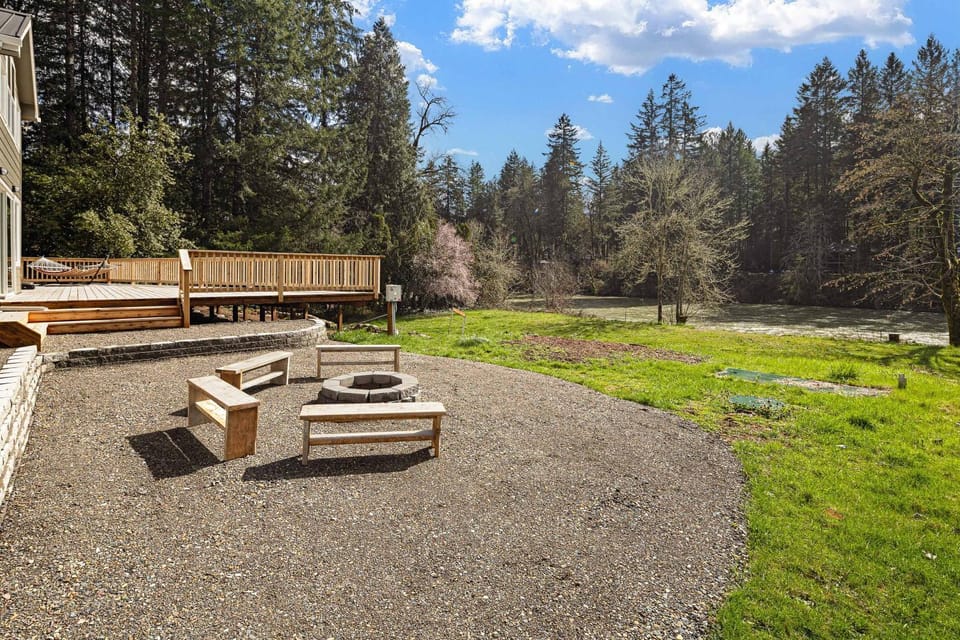 River's Rest - Waterfront Views, Hot Tub, Grill & Fire Pit home House in McKenzie River