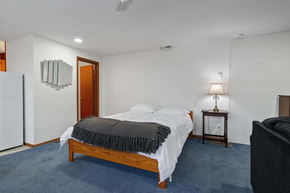 Sunflower Studio - 7 Minutes to UO & 4 Minutes to Downtown studio Apartment in Eugene