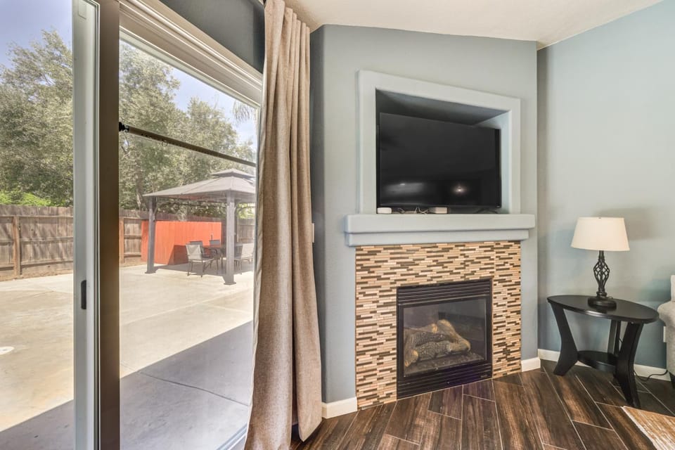 Mtn Retreat 3 Mi to Dtwn Visalia w/ Poolside BBQ House in Visalia