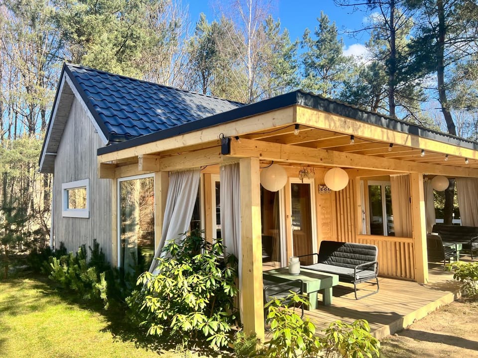 Mojo Miodno Checz domek z werandą A House in Pomeranian Voivodeship