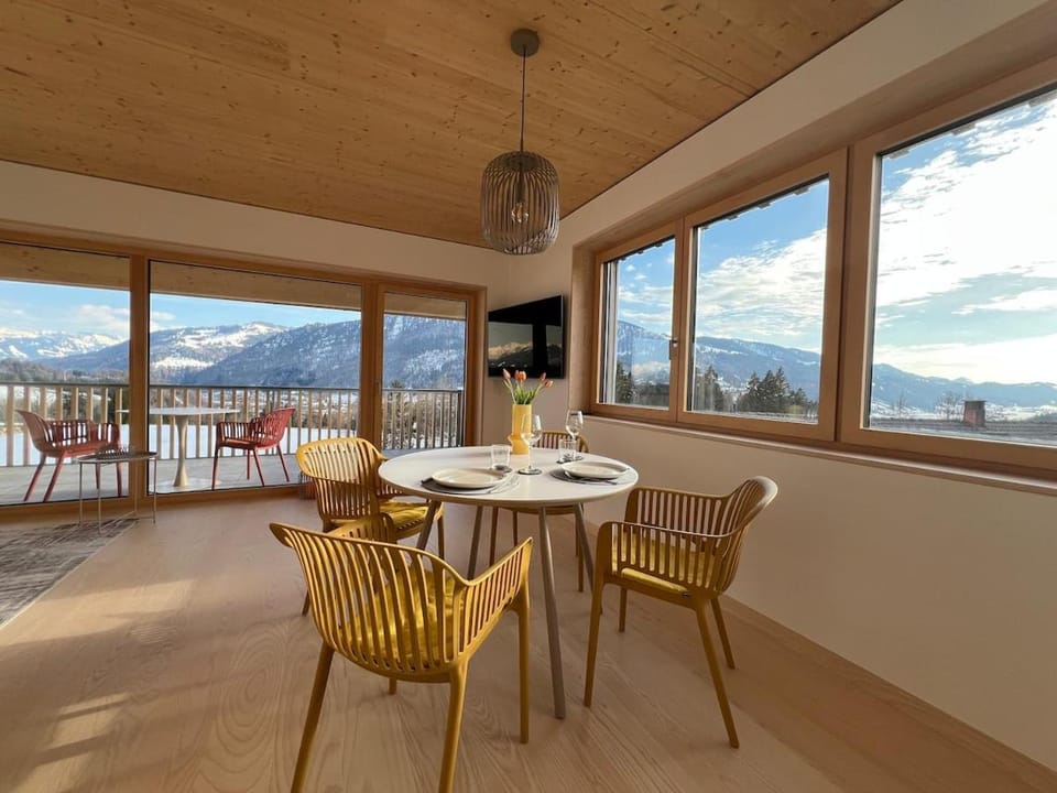 Communal lounge/ TV room, TV and multimedia, View (from property/room), Balcony/Terrace, Dining area, Mountain view