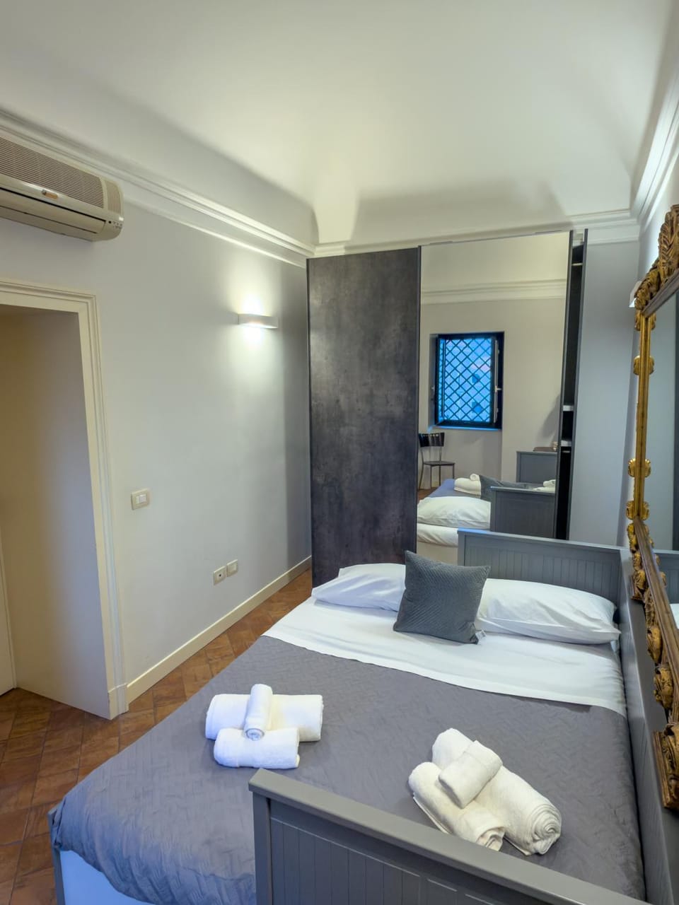 Bedroom, towels, towels, wardrobe