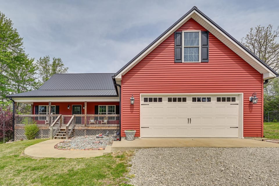 3 Mi to Nolin Lake Boat Ramp! Family Home w/ Deck House in Nolin Lake