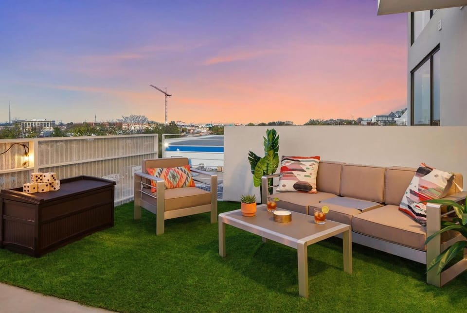 New Walk to Gulch - Private Penthouse Pool & Deck Views Apartment in Nashville