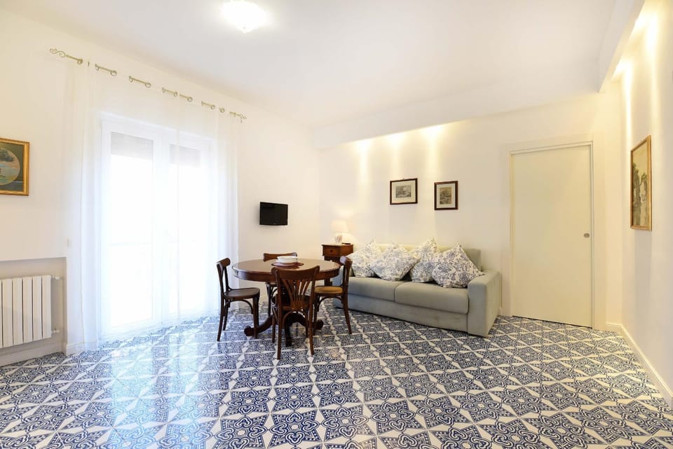 TV and multimedia, Living room, Photo of the whole room, Seating area, Dining area