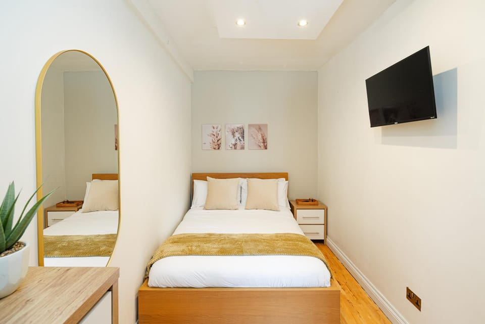 Bed, TV and multimedia, Bedroom, wardrobe
