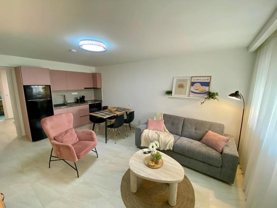 Kitchen or kitchenette, Seating area