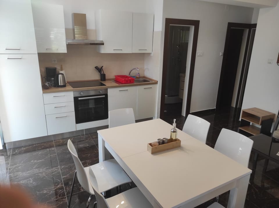 Kitchen or kitchenette, Dining area, dishwasher, oven, stove