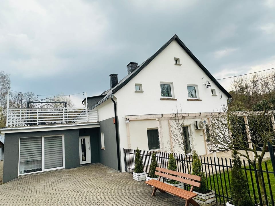 Property building, Day, Balcony/Terrace