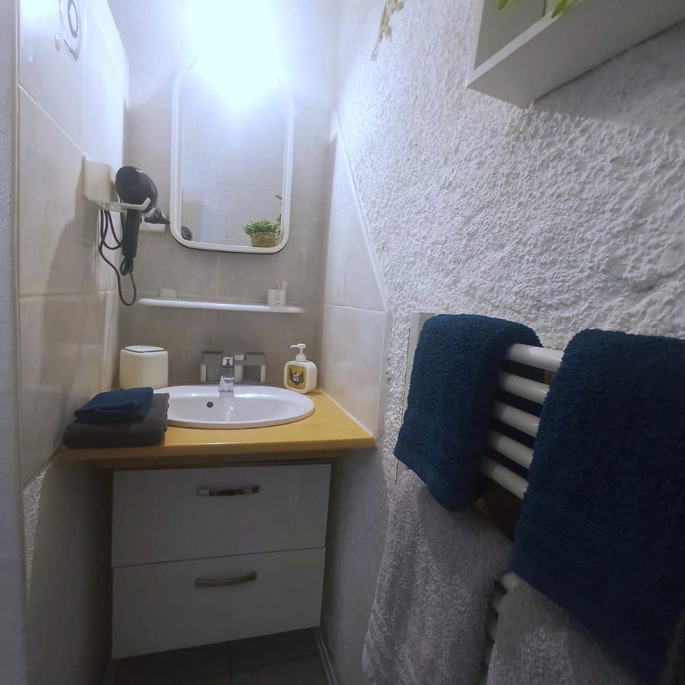 Studio hypercentre, calme, idéal cyclistes à Argelès-Gazost, TOUT inclus Apartment in Occitanie