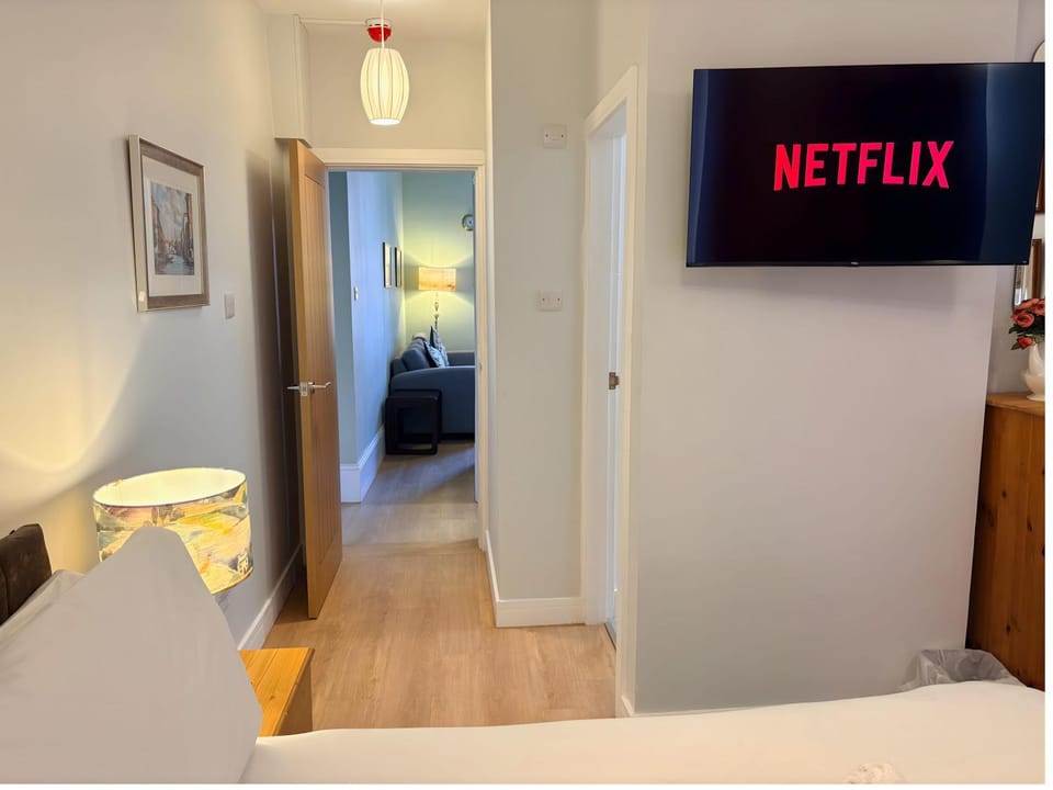 Bed, Bathroom, TV and multimedia, Photo of the whole room, Bedroom