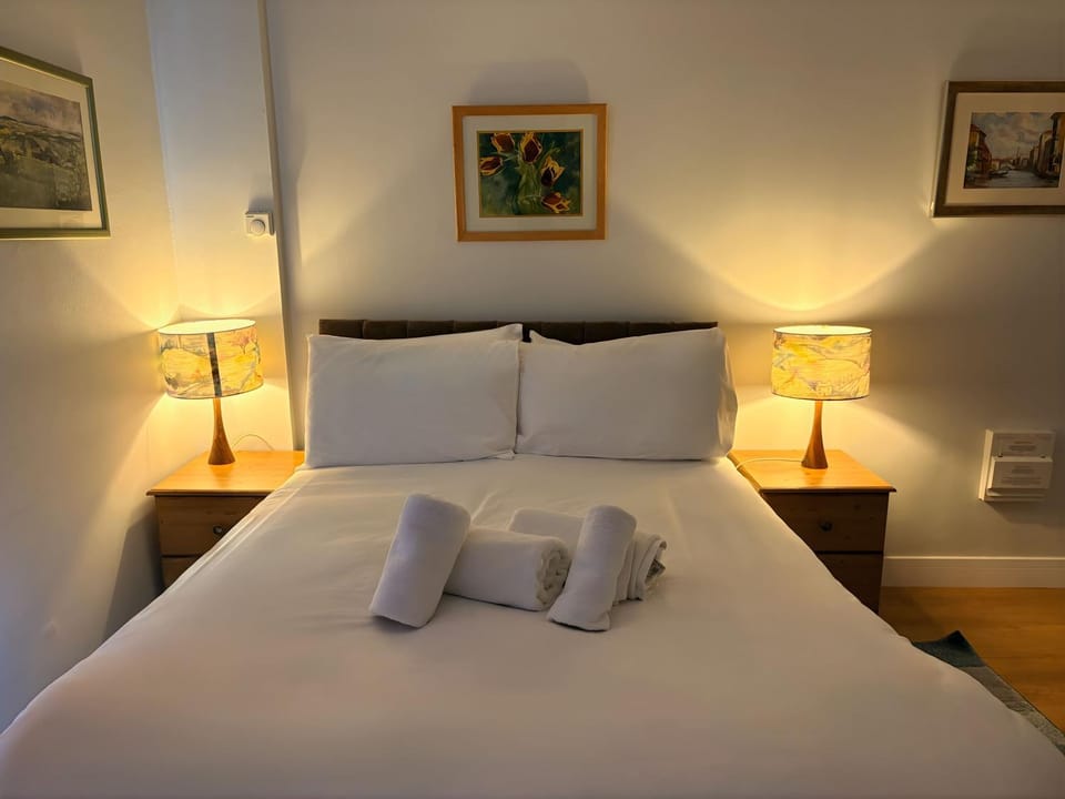 Bed, Photo of the whole room, Bedroom, towels