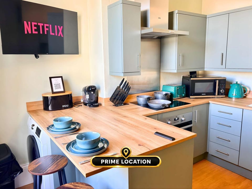 Coffee/tea facilities, Kitchen or kitchenette, Dining area, stove, toaster