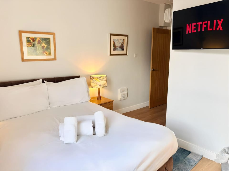 Bed, TV and multimedia, Photo of the whole room, Bedroom, towels