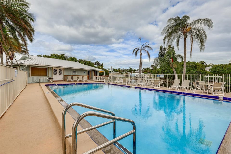 4 Mi to Beach! Jupiter Retreat w/ Pool Access House in Jupiter