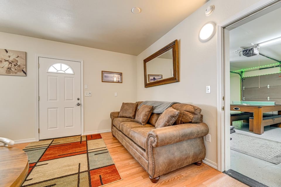 Patio & Game Room! Cozy Studio Near Oregon Caves Apartment in Oregon
