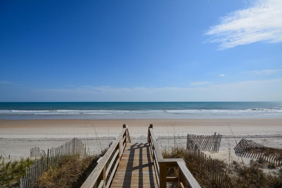 Discover Sea La Vie an oceanfront 3-bedroom haven in Surf City, perfect for families! Apartment in Surf City