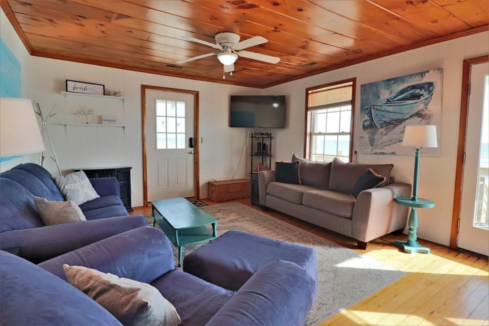 Discover Sea La Vie an oceanfront 3-bedroom haven in Surf City, perfect for families! Apartment in Surf City