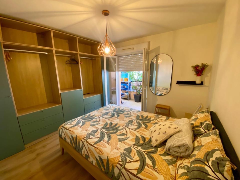 Photo of the whole room, Bedroom