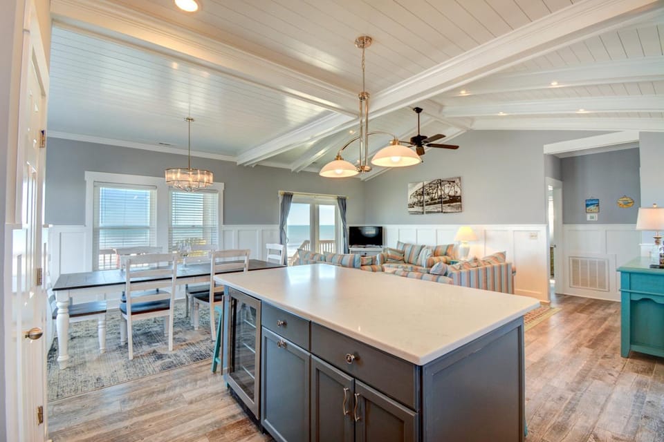 Enjoy beachfront views at Going Coastal, a spacious 4-bedroom home in Surf City Apartment in Surf City