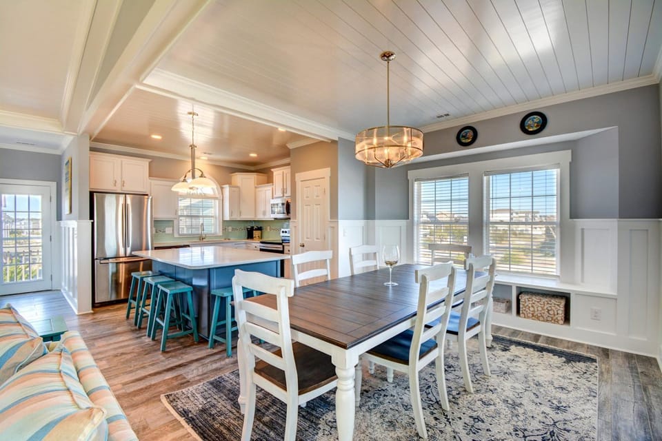 Enjoy beachfront views at Going Coastal, a spacious 4-bedroom home in Surf City Apartment in Surf City