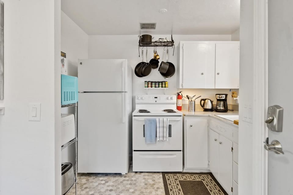 Snug Spot 70 - Close to Downtown & Autzen studio Apartment in Eugene