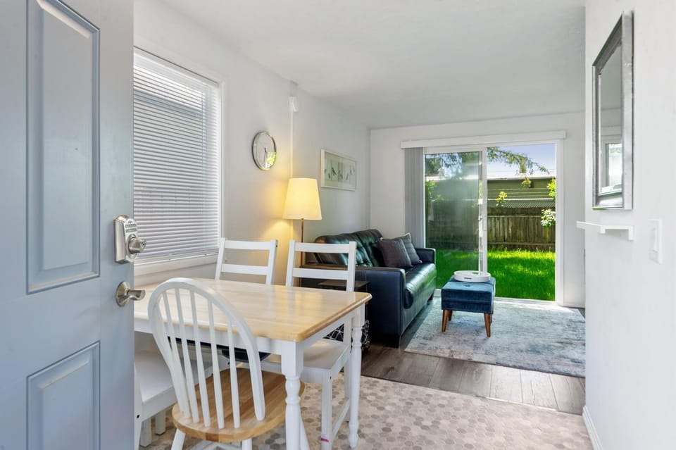 Snug Spot 70 - Close to Downtown & Autzen studio Apartment in Eugene