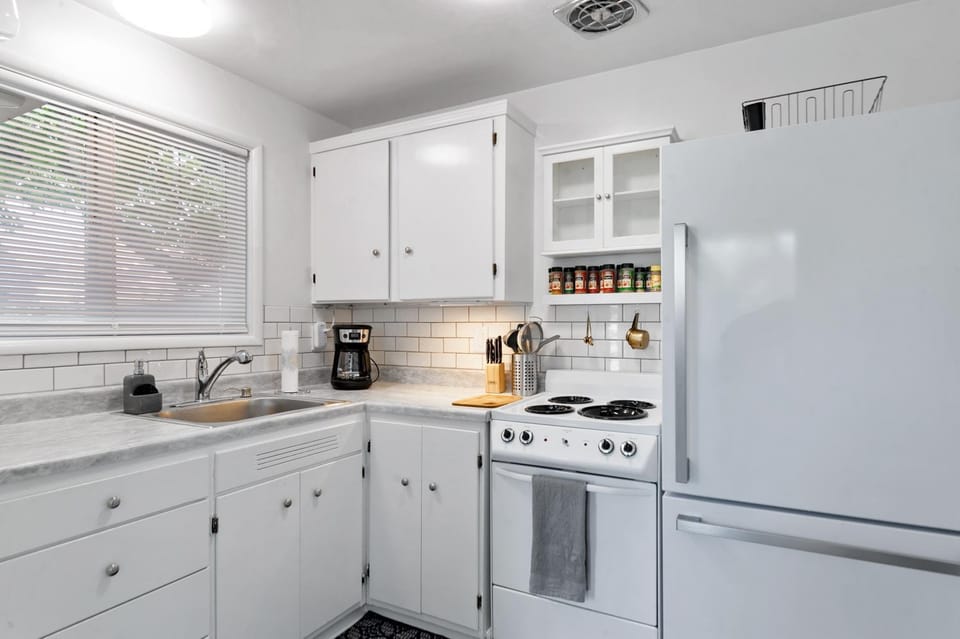 Snug Spot 68 - Close to Downtown & Autzen studio Apartment in Eugene