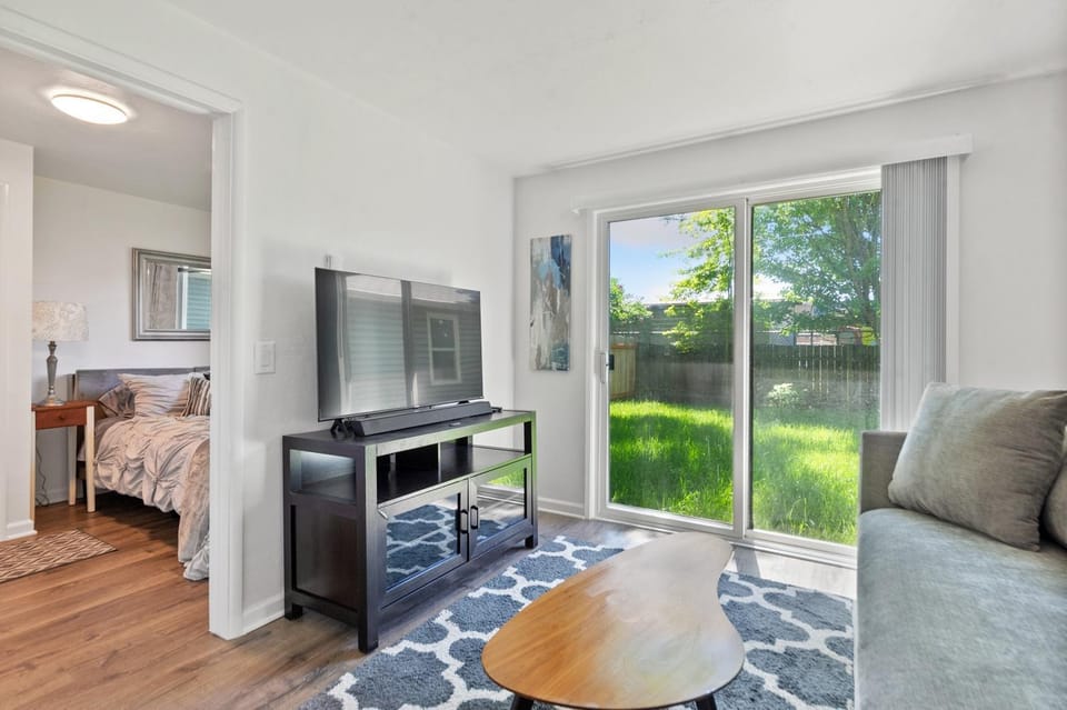 Snug Spot 68 - Close to Downtown & Autzen studio Apartment in Eugene
