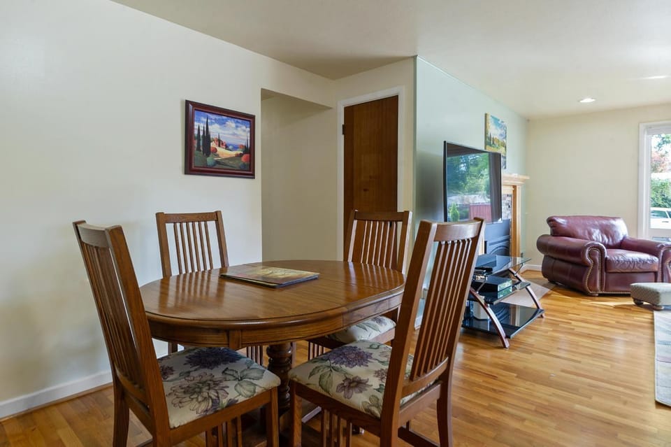 Mellow Yellow - 7 Minutes to UO & 4 Minutes to Downtown home House in Eugene
