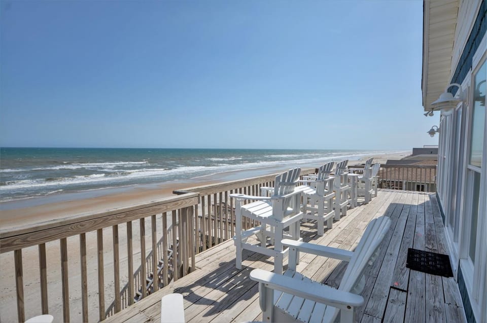 Spindrift Spacious 5BR oceanfront home in North Topsail Beach, ideal for 16 guests Apartment in North Topsail Beach