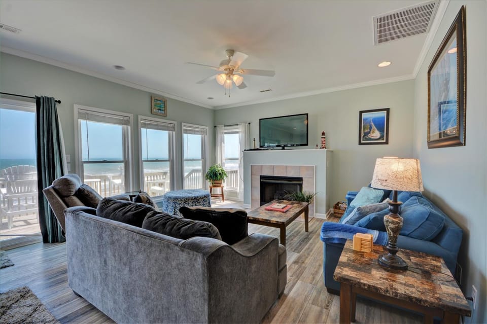Spindrift Spacious 5BR oceanfront home in North Topsail Beach, ideal for 16 guests Apartment in North Topsail Beach