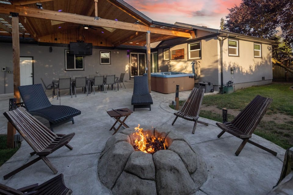 The Mixture - Hot Tub, Fire Pit & Covered Outdoor Dining home House in Eugene