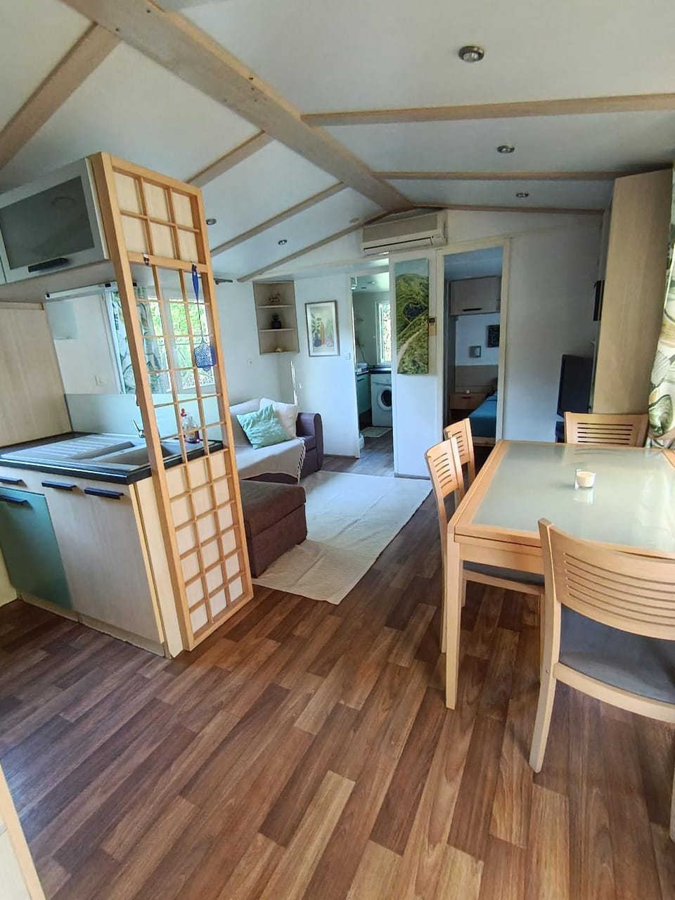 TV and multimedia, Living room, Seating area, Dining area