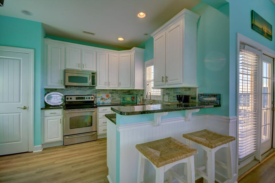 Experience ocean views at Summer Winds 215 ManaTease Me, a spacious 5-bedroom condo in Surf City Apartment in Surf City