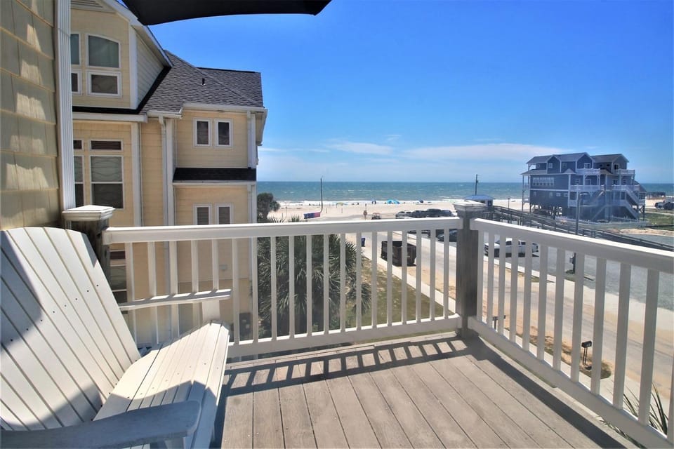 Experience ocean views at Summer Winds 215 ManaTease Me, a spacious 5-bedroom condo in Surf City Apartment in Surf City