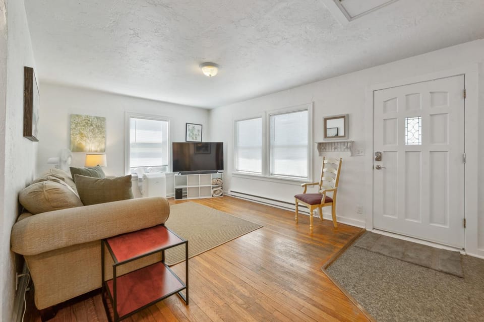 Blue Bungalow - Close to Downtown & Autzen home House in Eugene