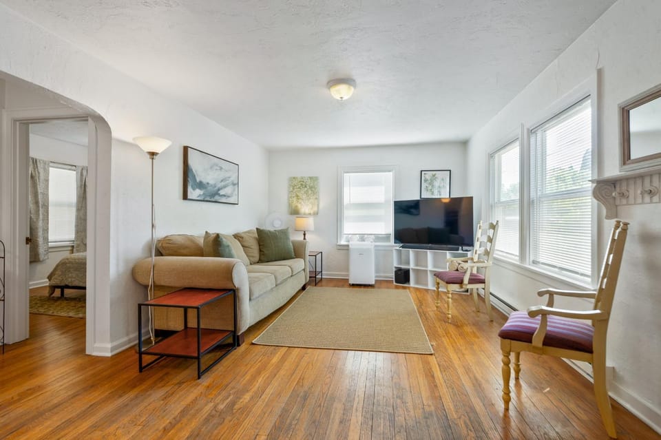 Blue Bungalow - Close to Downtown & Autzen home House in Eugene