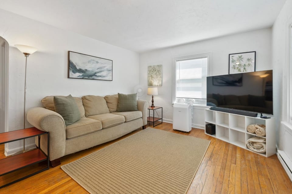 Blue Bungalow - Close to Downtown & Autzen home House in Eugene