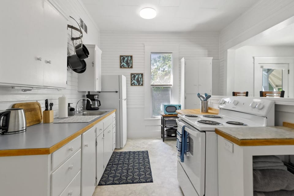 White Lotus - Minutes to Downtown home House in Eugene