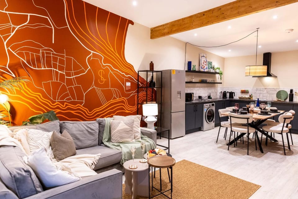 TV and multimedia, Kitchen or kitchenette, Living room, Seating area, Dining area, stove