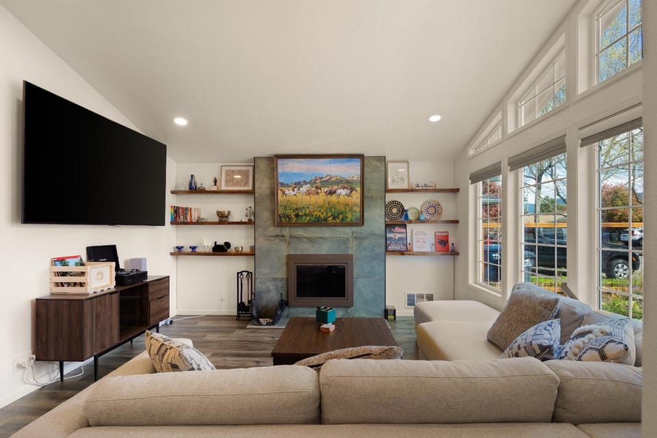 Zen Den - 10 Minutes to Autzen & Downtown home House in Springfield