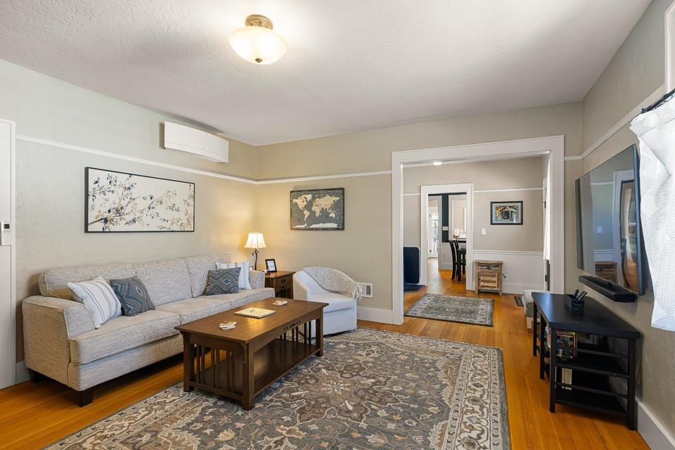 Elizabeth Page House - Charming & Modern Bungalow home House in Springfield
